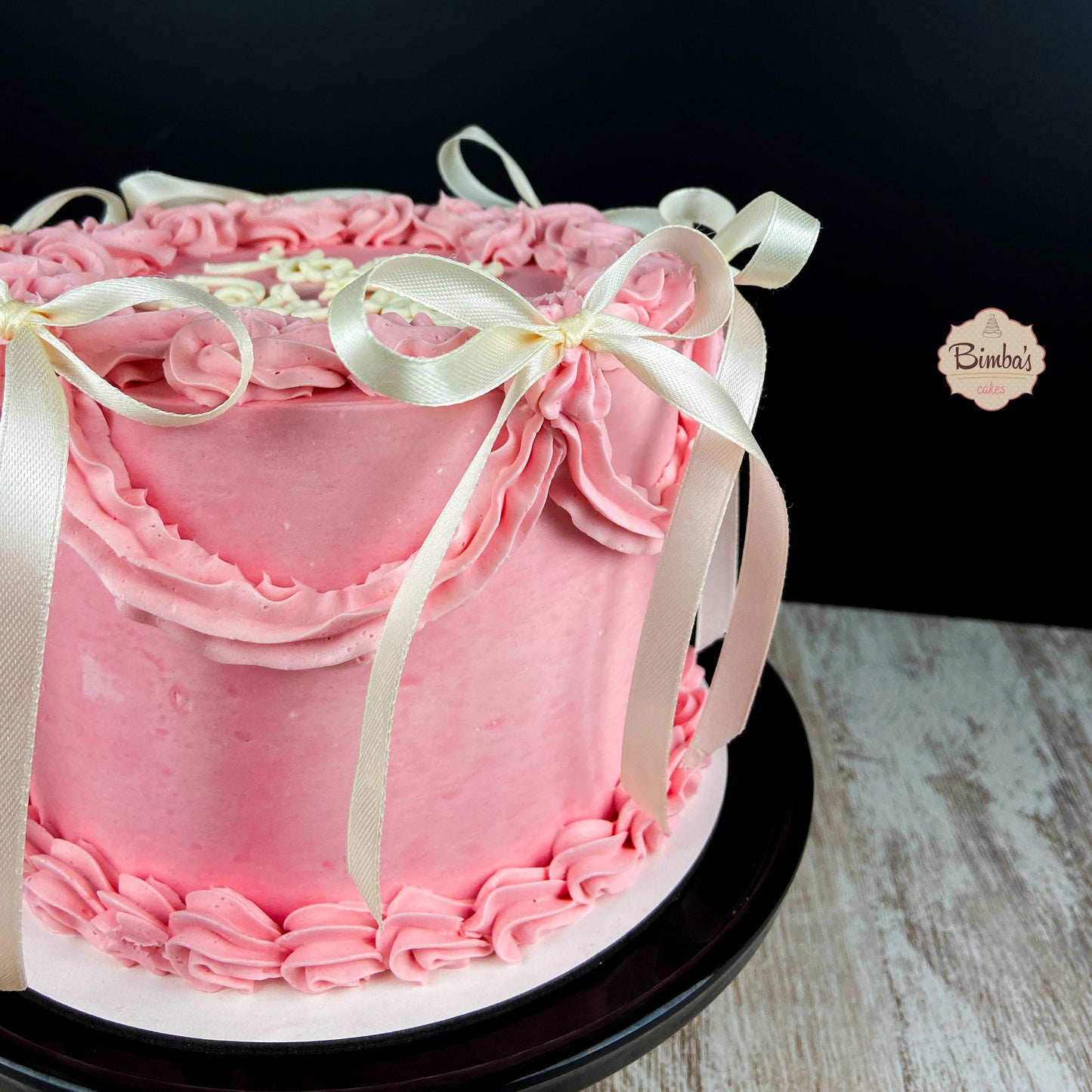 Tarta Vintage con Lazos y Puntos