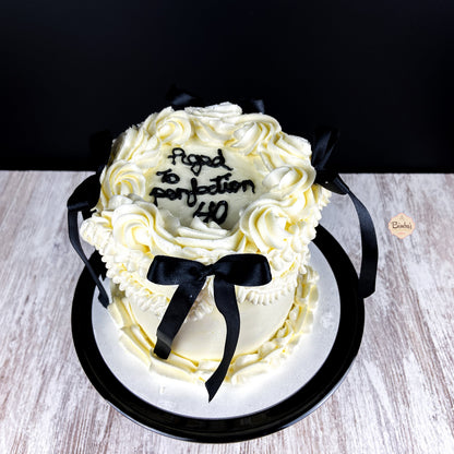 Tarta Vintage con Lazos y Puntos